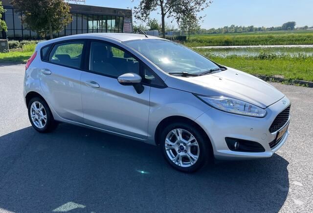 Occasion Ford Fiesta Style 80 PK (58 kW) 2016 Grijs, metallic lak Hatchback
