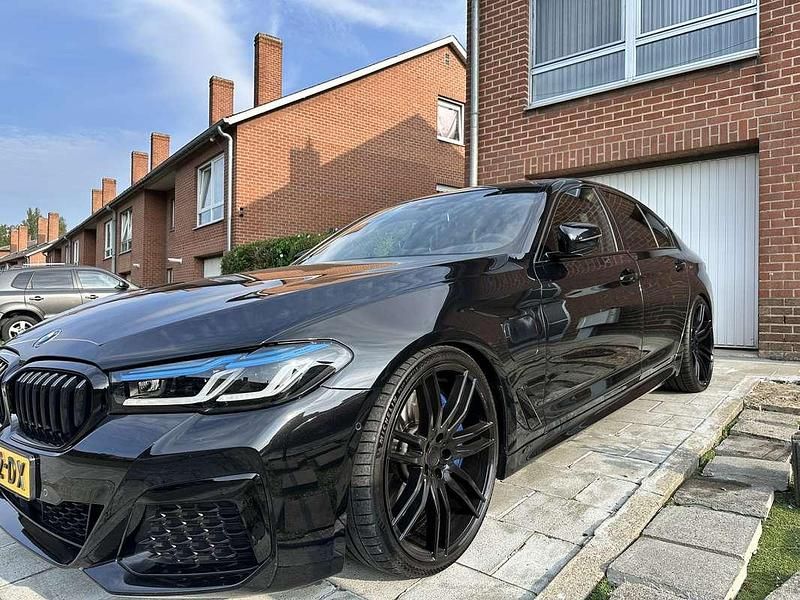 Zwart Gebruikt 2021 BMW 545 Sedan | € 55.000 - Afbeelding 1/4