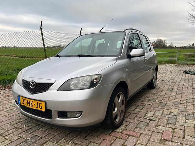 Grijs (metallic) Gebruikt 2003 Mazda 2 Touring MPV | € 945 (Goede deal) - Afbeelding 1/4