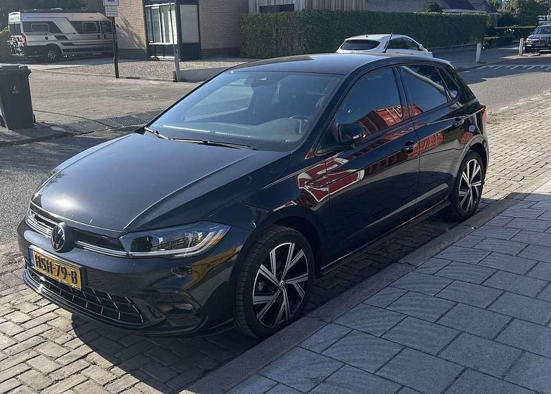 Zwart Gebruikt 2022 VW Polo R-line Hatchback | € 21.300 (Eerlijke prijs) - Afbeelding 1/4