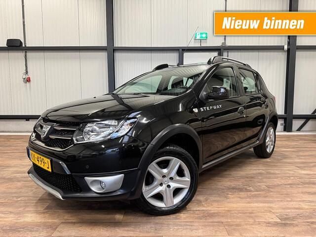 Zwart Gebruikt 2016 Dacia Sandero Lauréate MPV | € 9.990 (Eerlijke prijs) - Afbeelding 1/4