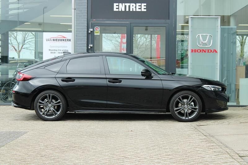 Nieuw Honda Civic Hybrid 143 PK (105 kW) 2026 Zwart Hatchback