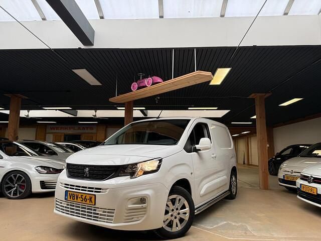 Wit Occasion 2019 Peugeot Partner Premium MPV | € 9.950 (Goede deal) - Afbeelding 1/4
