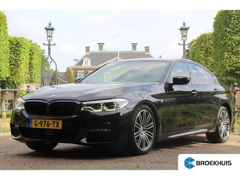 Zwart, metallic lak Gebruikt 2018 BMW 520 M Sport Sedan | € 28.400 (Iets duurder) - Afbeelding 1/4