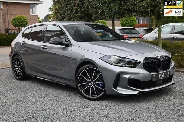 Grijs Gebruikt 2022 BMW M135 Executive Hatchback | € 42.950 (Eerlijke prijs) - Afbeelding 1/4