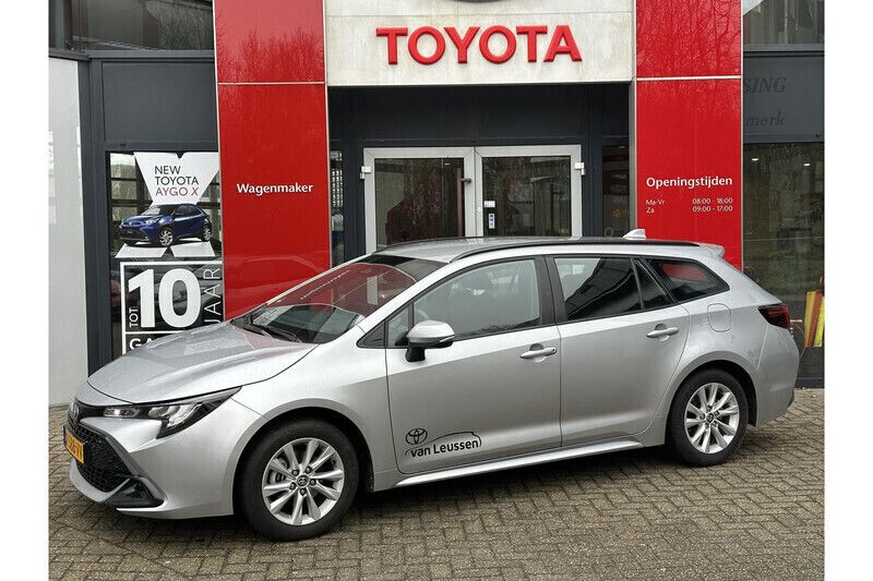 Grijs Gebruikt 2024 Toyota Corolla Active Stationwagen | € 27.499 (Eerlijke prijs) - Afbeelding 1/1