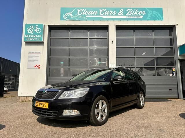 Zwart Gebruikt 2011 Skoda Octavia Elegance Stationwagen | € 3.950 (Eerlijke prijs) - Afbeelding 1/4