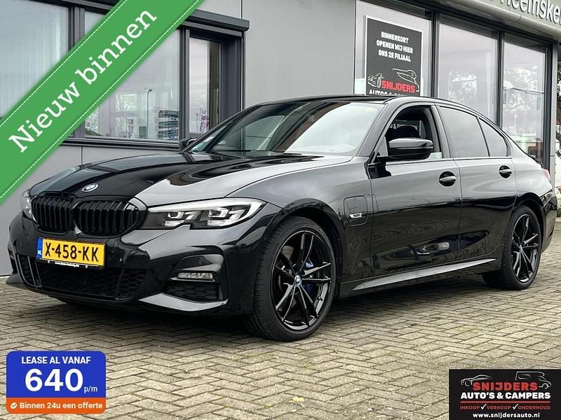 Zwart (metallic) Occasion 2022 BMW 320e Sedan | € 39.950 - Afbeelding 1/4