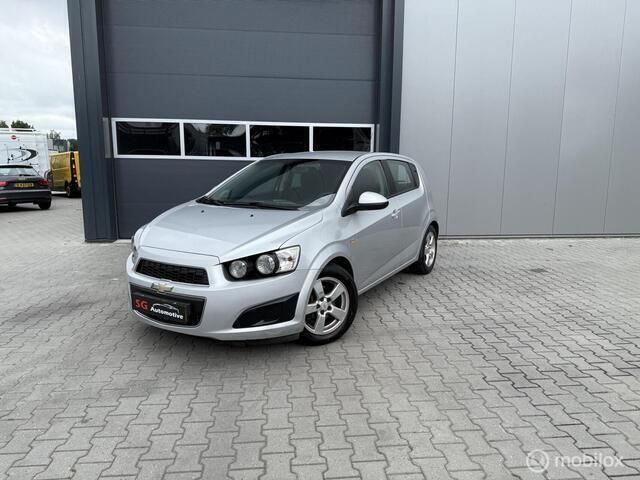 Grijs Gebruikt 2012 Chevrolet Aveo LT Hatchback | € 1.999 (Eerlijke prijs) - Afbeelding 1/4