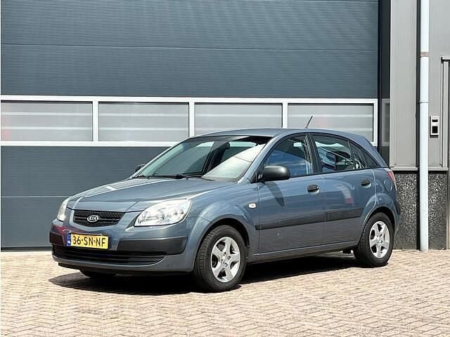 Grijs Gebruikt 2006 Kia Rio 2 Hatchback | € 1.150 (Goede deal) - Afbeelding 1/4