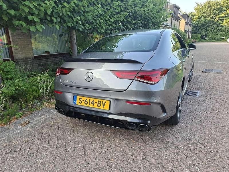 Grijs Gebruikt 2023 Mercedes CLA250 AMG line Sedan | € 33.000 (Eerlijke prijs) - Afbeelding 1/4
