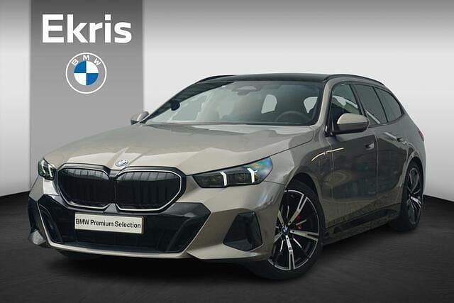 Grijs, metallic lak Gebruikt 2025 BMW 530e M Sport Stationwagen | € 88.450 - Afbeelding 1/4