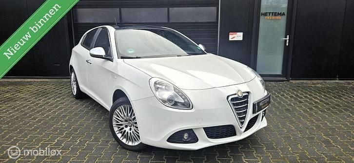 Wit Gebruikt 2011 Alfa Romeo Giulietta Hatchback | € 6.950 (Eerlijke prijs) - Afbeelding 1/4