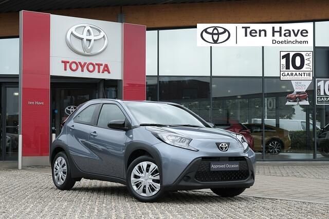 Grijs Gebruikt 2024 Toyota Aygo Play Hatchback | € 18.400 (Eerlijke prijs) - Afbeelding 1/4