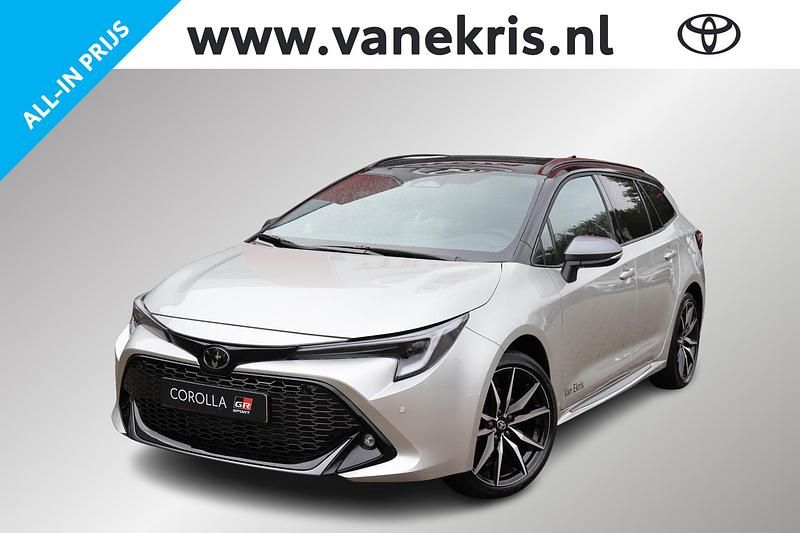 Grijs Nieuw 2025 Toyota Corolla Hybrid Sport Stationwagen | € 43.240 - Afbeelding 1/4
