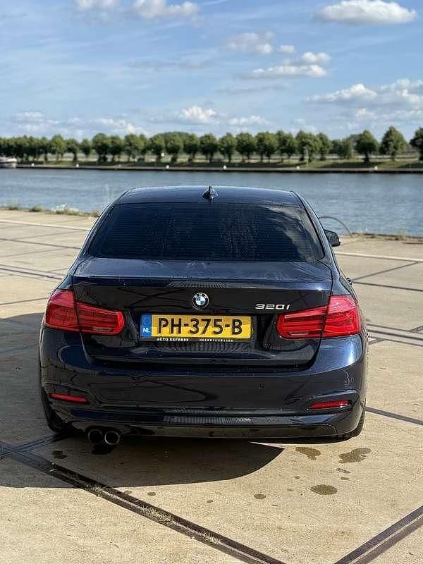 Blauw Gebruikt 2017 BMW 320 Executive Sedan | € 18.500 (Goede deal) - Afbeelding 1/4