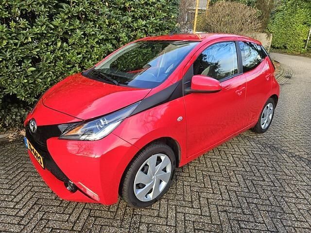Occasion Toyota Aygo X-play 69 PK (50 kW) 2016 Rood Hatchback