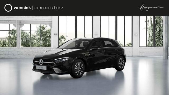 Zwart Nieuw 2025 Mercedes A180 Business Hatchback | € 44.567 (Iets duurder) - Afbeelding 1/4