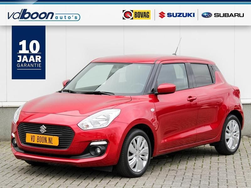 Rood Occasion 2021 Suzuki Swift Hatchback | € 13.795 (Super prijs) - Afbeelding 1/4