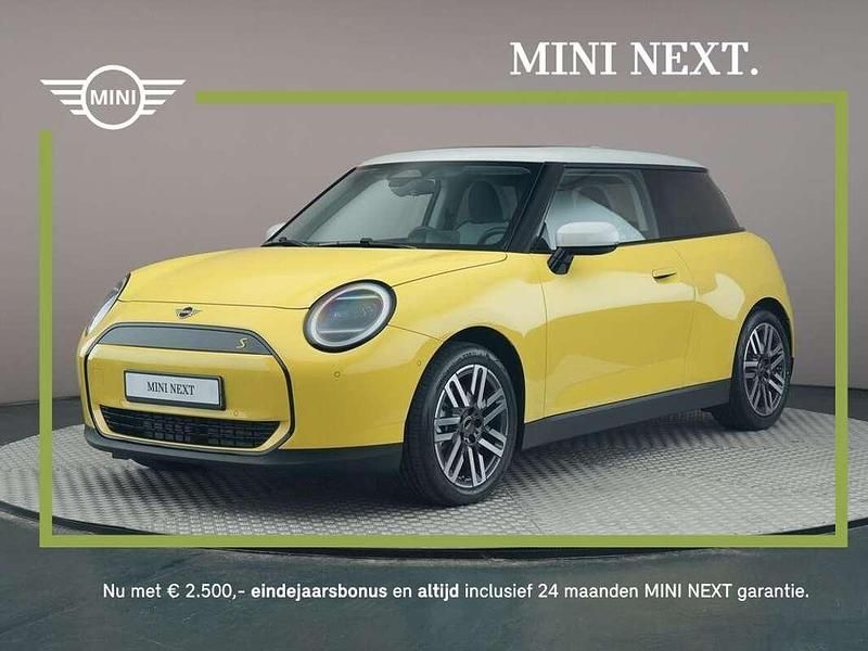 Geel, metallic lak Gebruikt 2025 Mini Cooper SE Classic Hatchback | € 31.950 (Super prijs) - Afbeelding 1/4