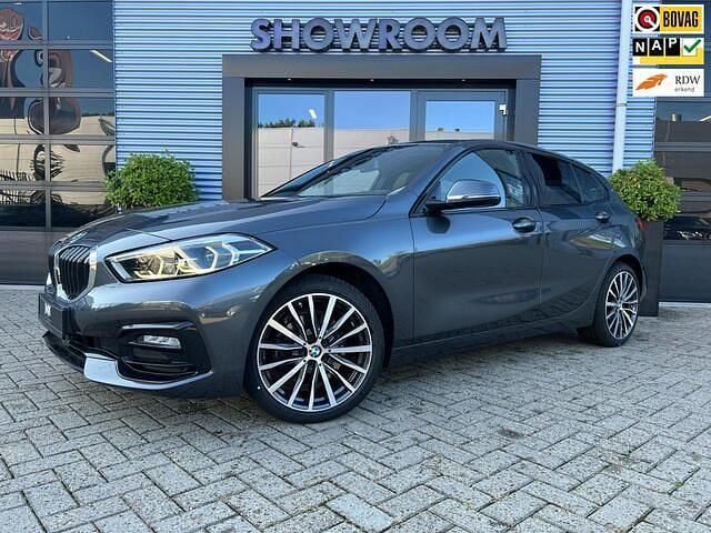 Grijs Gebruikt 2021 BMW 118 Executive Hatchback | € 19.900 (Goede deal) - Afbeelding 1/4