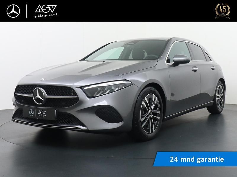 Grijs Gebruikt 2024 Mercedes A180 Luxury Hatchback | € 32.880 (Eerlijke prijs) - Afbeelding 1/4