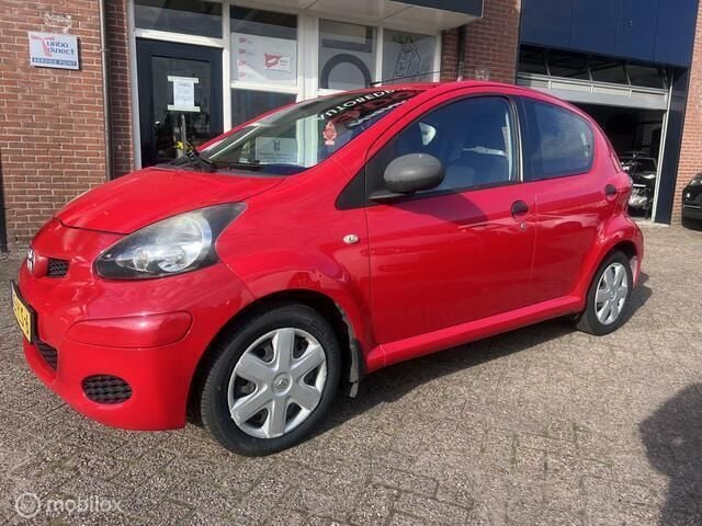 Rood Gebruikt 2009 Toyota Aygo Comfort Hatchback | € 2.750 (Eerlijke prijs) - Afbeelding 1/4