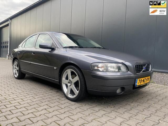 Grijs Gebruikt 2004 Volvo S60 Sedan | € 2.399 (Eerlijke prijs) - Afbeelding 1/4