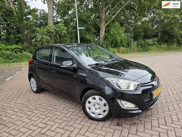 Zwart, metallic lak Gebruikt 2013 Hyundai i20 Hatchback | € 6.350 (Eerlijke prijs) - Afbeelding 1/4