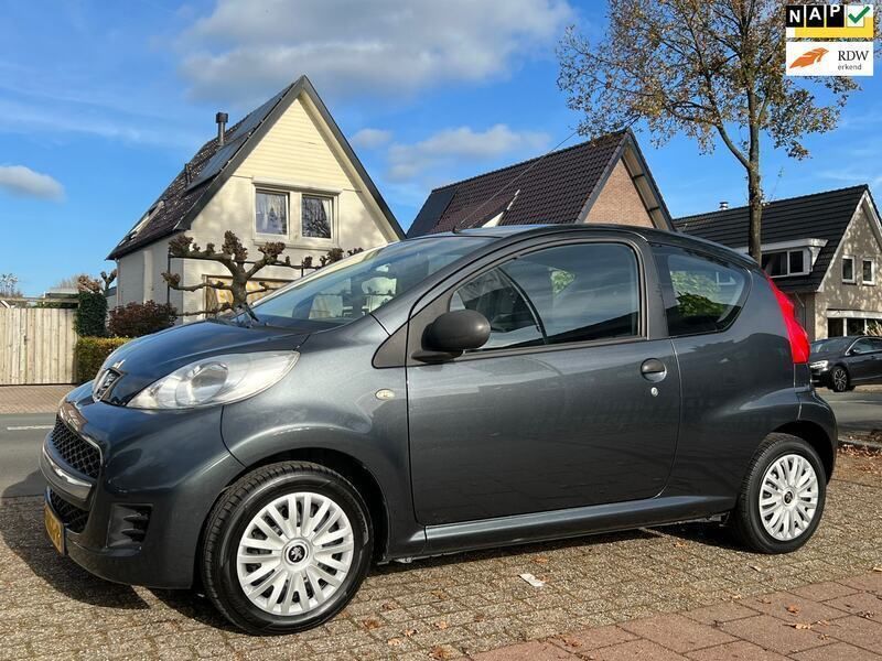 Grijs, metallic lak Gebruikt 2011 Peugeot 107 Hatchback | € 3.999 (Eerlijke prijs) - Afbeelding 1/3