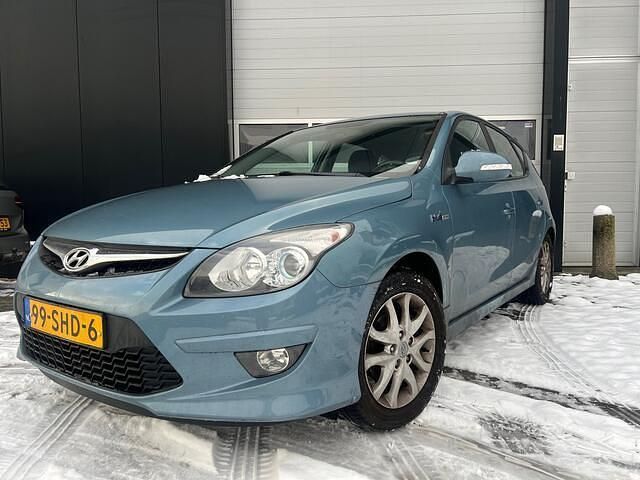 Blauw (metallic) Occasion 2011 Hyundai i30 Hatchback | € 3.995 (Eerlijke prijs) - Afbeelding 1/4