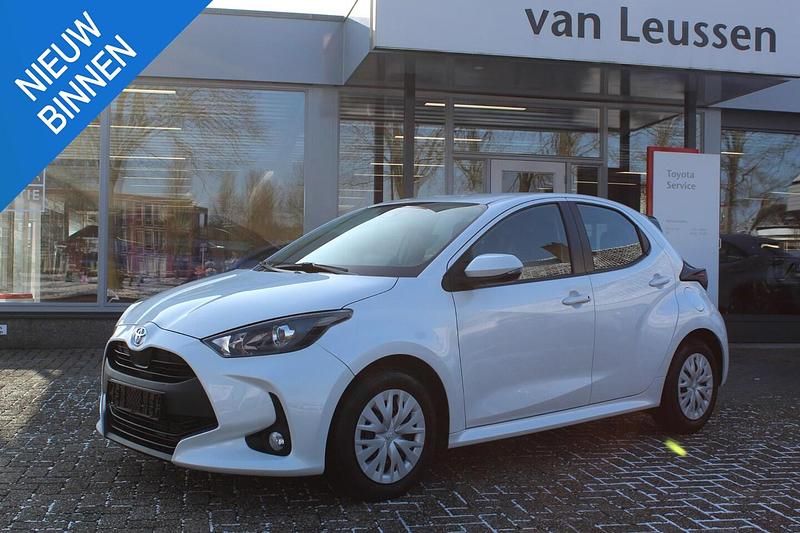 Wit Occasion 2022 Toyota Yaris Active Hatchback | € 17.900 (Goede deal) - Afbeelding 1/4