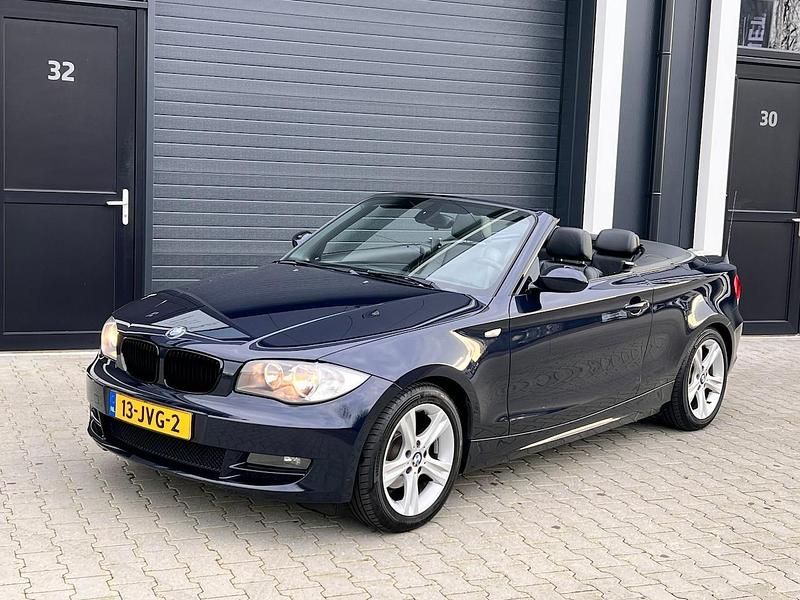 Blauw (metallic) Occasion 2009 BMW 118 Cabriolet Executive Cabriolet | € 6.985 (Eerlijke prijs) - Afbeelding 1/4