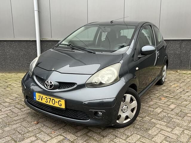 Grijs Gebruikt 2006 Toyota Aygo Hatchback | € 1.995 (Eerlijke prijs) - Afbeelding 1/4