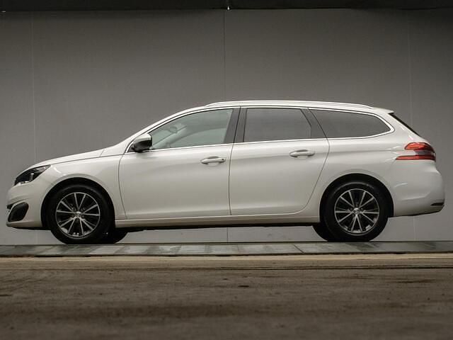 Wit Gebruikt 2017 Peugeot 308 Premium Stationwagen | € 6.745 (Goede deal) - Afbeelding 1/4
