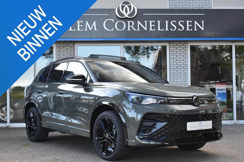 Groen (metallic) Nieuw 2025 VW Tiguan R-line Edition SUV | € 58.750 - Afbeelding 1/4