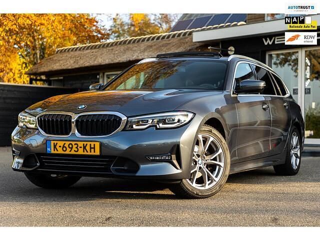 Grijs (metallic) Gebruikt 2021 BMW 318 Executive Stationwagen | € 31.999 (Iets duurder) - Afbeelding 1/4
