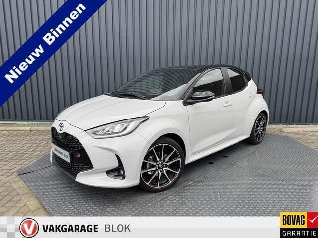 Grijs Gebruikt 2024 Toyota Yaris Sport Hatchback | € 29.950 (Super prijs) - Afbeelding 1/4