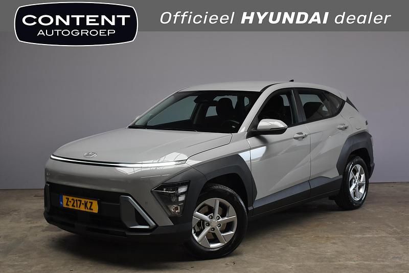Grijs Gebruikt 2024 Hyundai Kona Comfort SUV | € 28.940 (Eerlijke prijs) - Afbeelding 1/4
