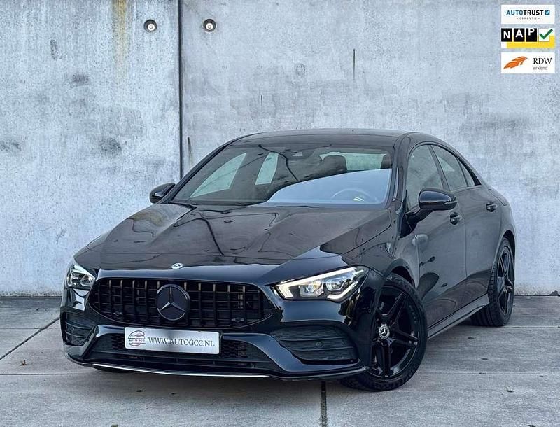 Zwart Gebruikt 2019 Mercedes CLA200 AMG Sedan | € 25.950 (Goede deal) - Afbeelding 1/4