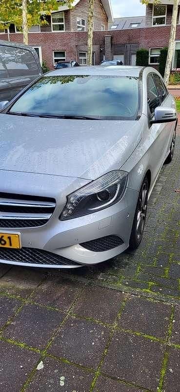 Grijs Gebruikt 2013 Mercedes A180 Edition Sedan | € 10.900 (Eerlijke prijs) - Afbeelding 1/4