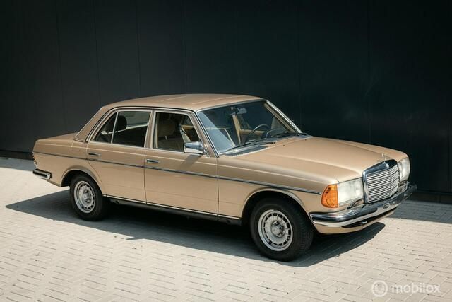 Bruin Gebruikt 1982 Mercedes E280 Sedan | € 24.950 - Afbeelding 1/4