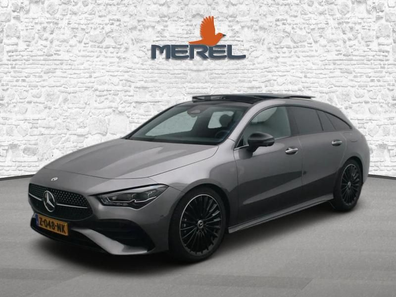 Grijs Gebruikt 2024 Mercedes CLA180 AMG line Plus Sedan | € 39.450 (Duur) - Afbeelding 1/4
