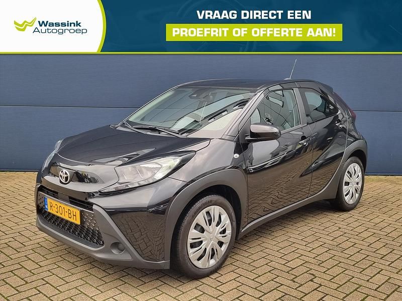 Zwart Gebruikt 2022 Toyota Aygo X Play SUV | € 13.940 (Super prijs) - Afbeelding 1/4