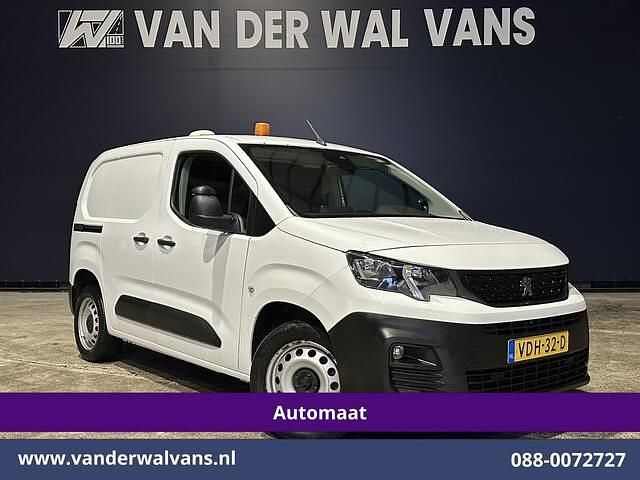 Wit Occasion 2020 Peugeot Partner Premium MPV | € 15.900 (Iets duurder) - Afbeelding 1/4