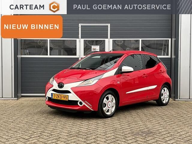 Rood Occasion 2015 Toyota Aygo X-play Hatchback | € 7.995 (Eerlijke prijs) - Afbeelding 1/4