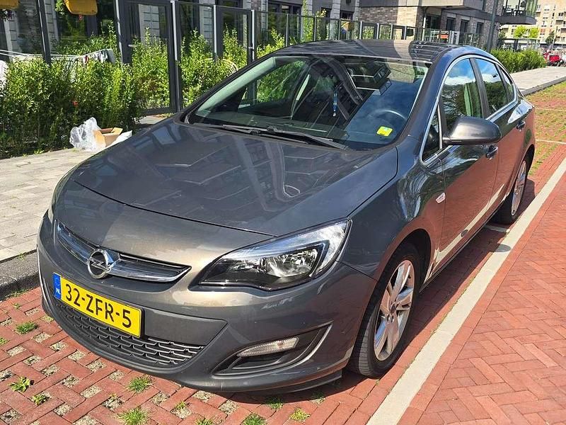 Grijs Gebruikt 2012 Opel Astra Cosmo Sedan | € 4.500 (Goede deal) - Afbeelding 1/4