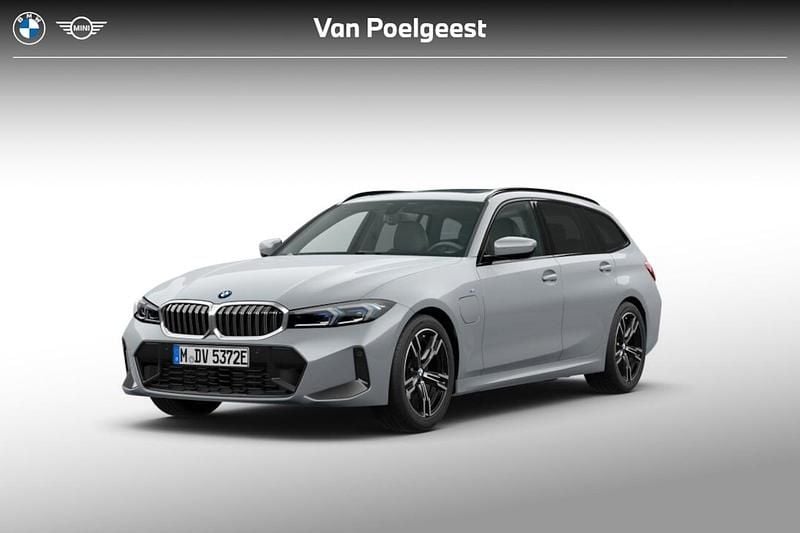 Brooklyn grau Nieuw 2025 BMW 330e M Sport Stationwagen | € 66.484 (Super prijs) - Afbeelding 1/4
