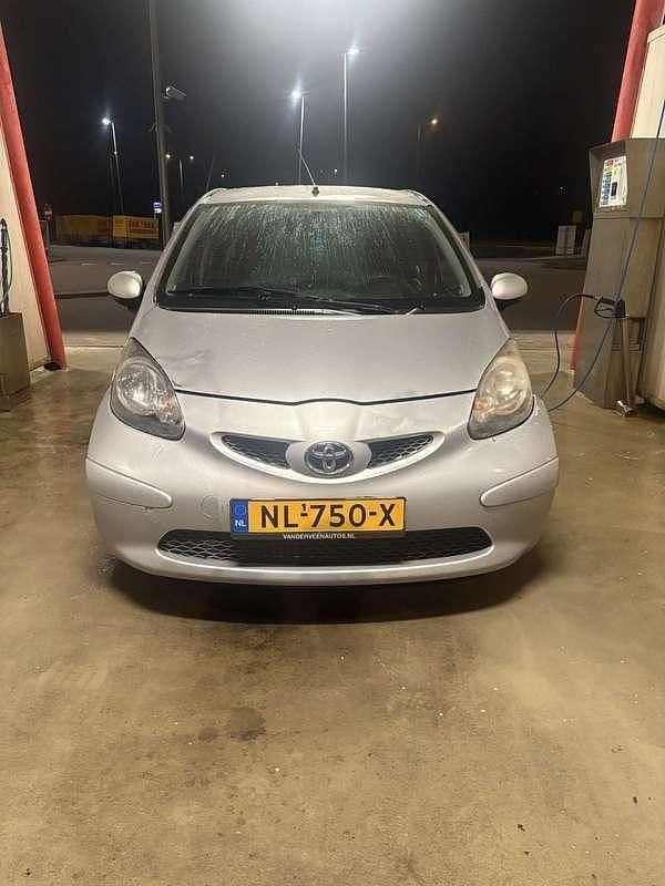Grijs Gebruikt 2006 Toyota Aygo Hatchback | € 1.100 (Goede deal) - Afbeelding 1/4
