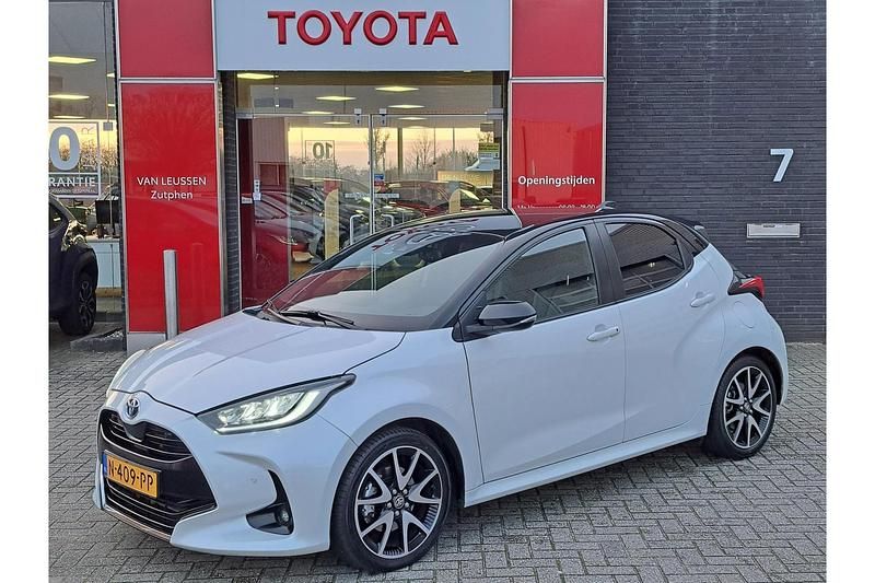 Wit Gebruikt 2021 Toyota Yaris Hybrid Executive Hatchback | € 22.499 (Duur) - Afbeelding 1/1